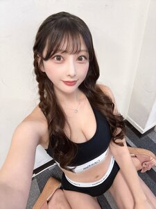 松本みいな、スポーティーなランジェリー姿でファンに甘い問いかけ！「おうちでなにする？🖤」に大反響