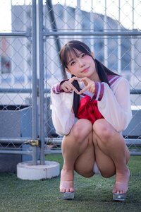 榛名うい、セーラー服風の衣装でしゃがみ込みファンにハートを贈る！「はーと🫶🏻💗」に大反響