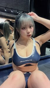 伊村要、光沢スポーツブラ姿でファンを誘惑！「一緒にトレーニングしよ？」の問いかけに熱狂