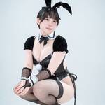 暫、網タイツ＆黒バニー姿でファンを魅了！「あみあみ太ももの黒バニー🐰🎱」に大反響