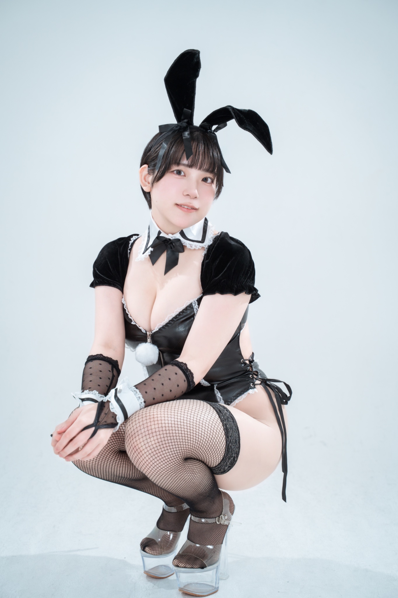 暫、網タイツ＆黒バニー姿でファンを魅了！「あみあみ太ももの黒バニー🐰🎱」に大反響