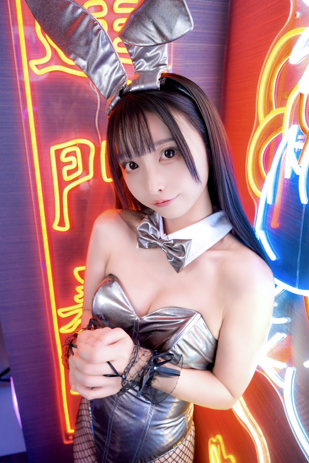 白烏しろ、メタリックシルバーのバニーガール姿でファンを誘惑！「迷ってないよ バニーちゃんが案内してあげる♡」