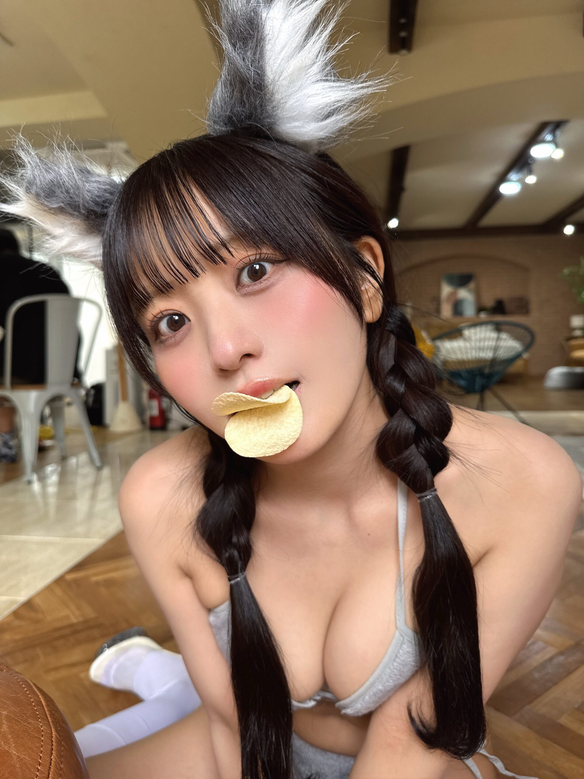 佐々木ちょこ、ポテチをくわえたキュートな「おはちょこち」！ セクシーな獣耳コスプレ姿でファンに朝の挨拶