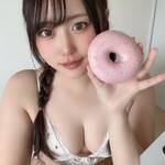 水瀬ちか、ドーナツを手に「まんまるっっ🍩♡」！ ランジェリー姿でファンを誘惑するキュートな最新ショット