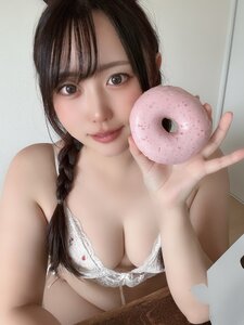 水瀬ちか、ドーナツを手に「まんまるっっ🍩♡」！ ランジェリー姿でファンを誘惑するキュートな最新ショット
