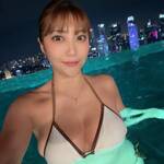 松岡凛、夜景輝くインフィニティプールでファンに挨拶！「顔がまんまる🙆」と自称しつつも美しさが際立つ