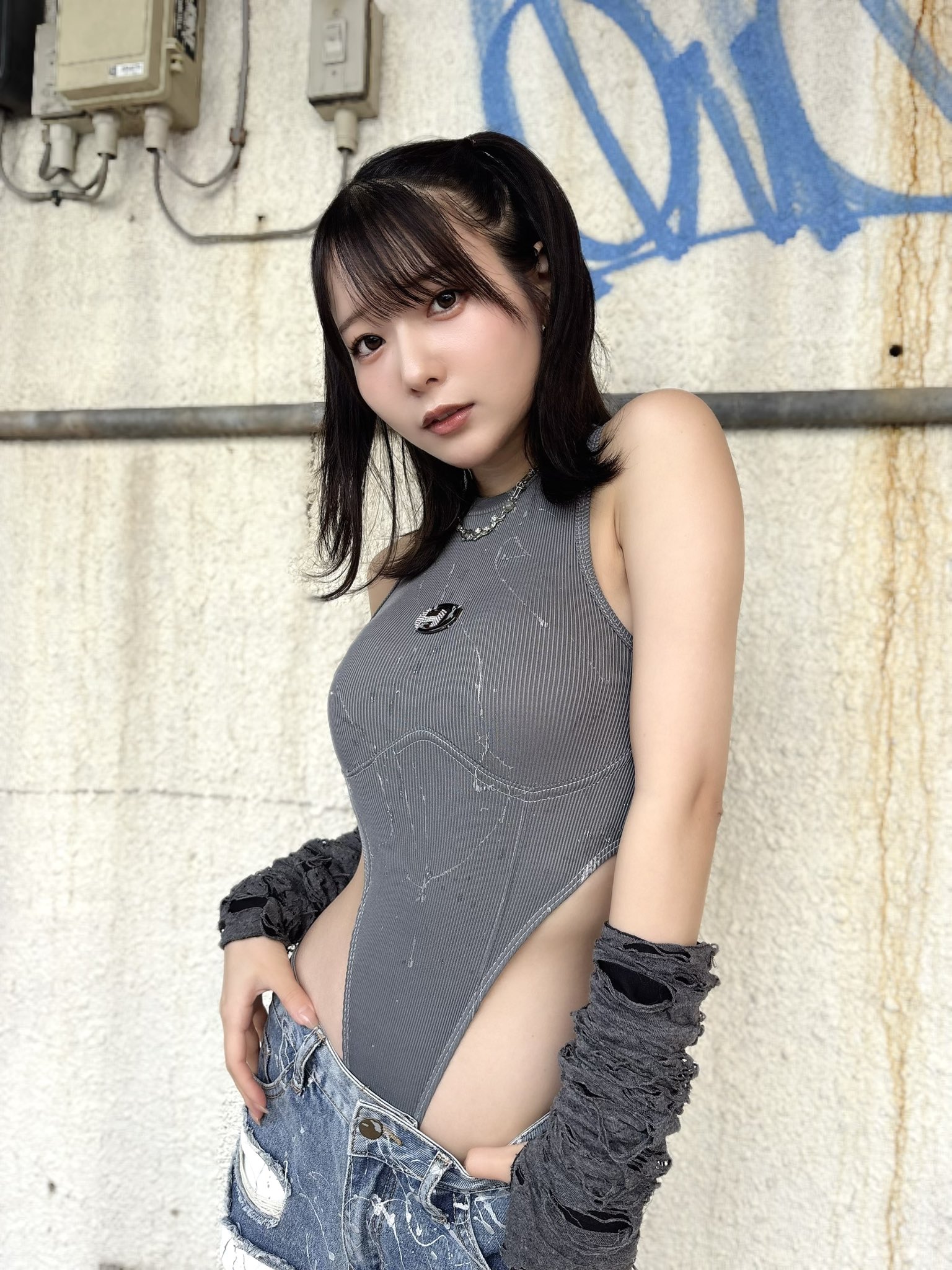 奥ゆい、デニム&超ハイレグの異色コーデでファンを魅了!「着こなせてる?」の問いかけに大反響