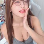 いくみ、メガネ姿でファンを誘惑！「最近メガネ多い🥸」の自撮りショットに大反響