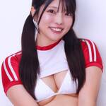 新穂貴城、体操着のサイズ間違いを告白!? 赤と白のセクシーな衣装でファンに朝の挨拶