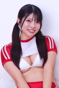 新穂貴城、体操着のサイズ間違いを告白!? 赤と白のセクシーな衣装でファンに朝の挨拶