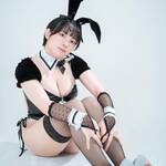 暫、「太もも多めの黒バニー🐰🎱」姿を披露！ 網タイツと豊かな太ももでファンを魅了