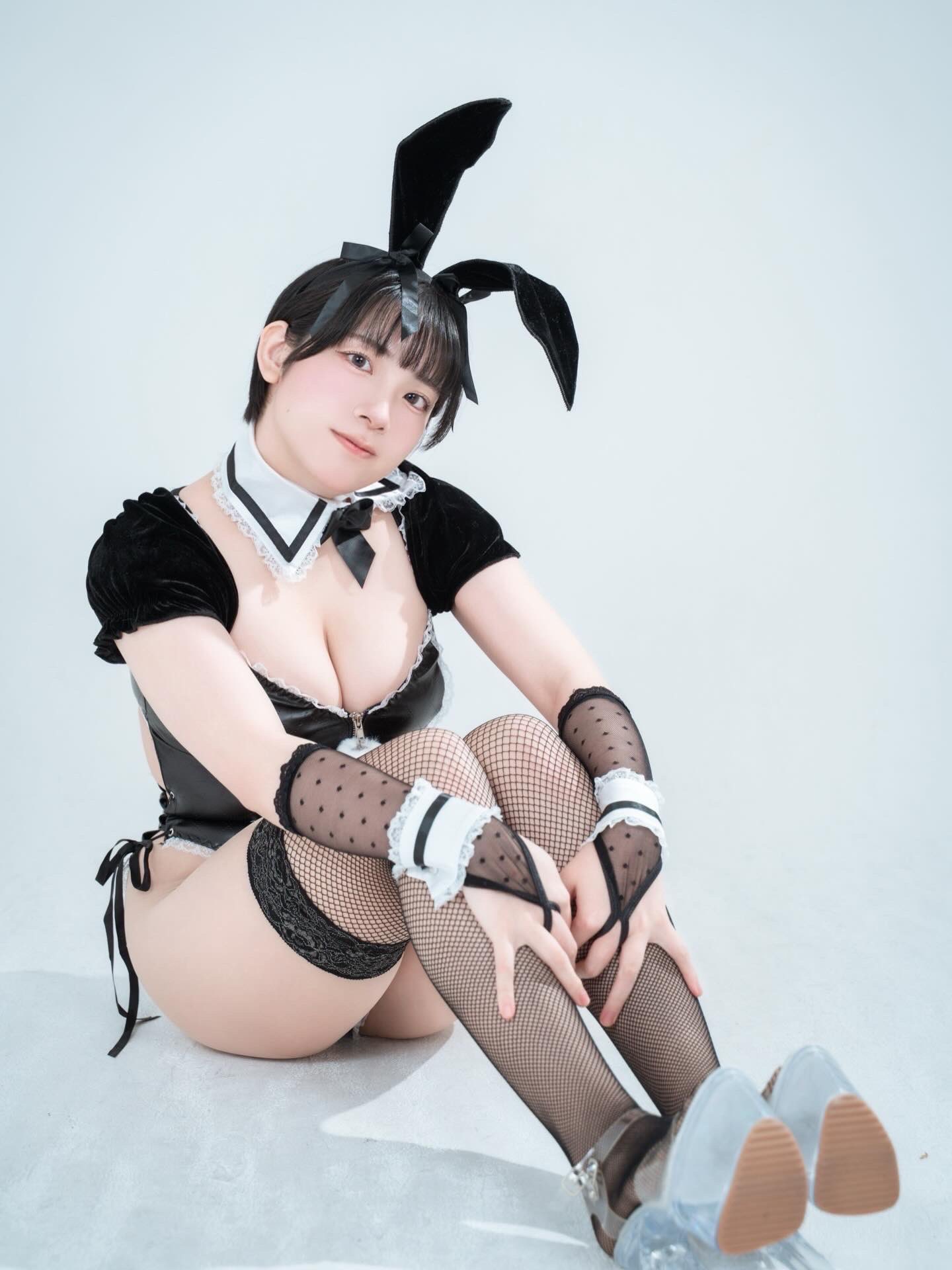 暫、「太もも多めの黒バニー🐰🎱」姿を披露! 網タイツと豊かな太ももでファンを魅了