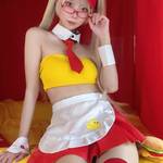 天上てんこ、「スマイルあげない！」とツンデレな問いかけ！ セクシーなファストフード店員コスプレに大反響