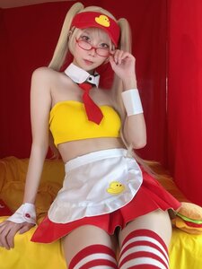 天上てんこ、「スマイルあげない!」とツンデレな問いかけ! セクシーなファストフード店員コスプレに大反響