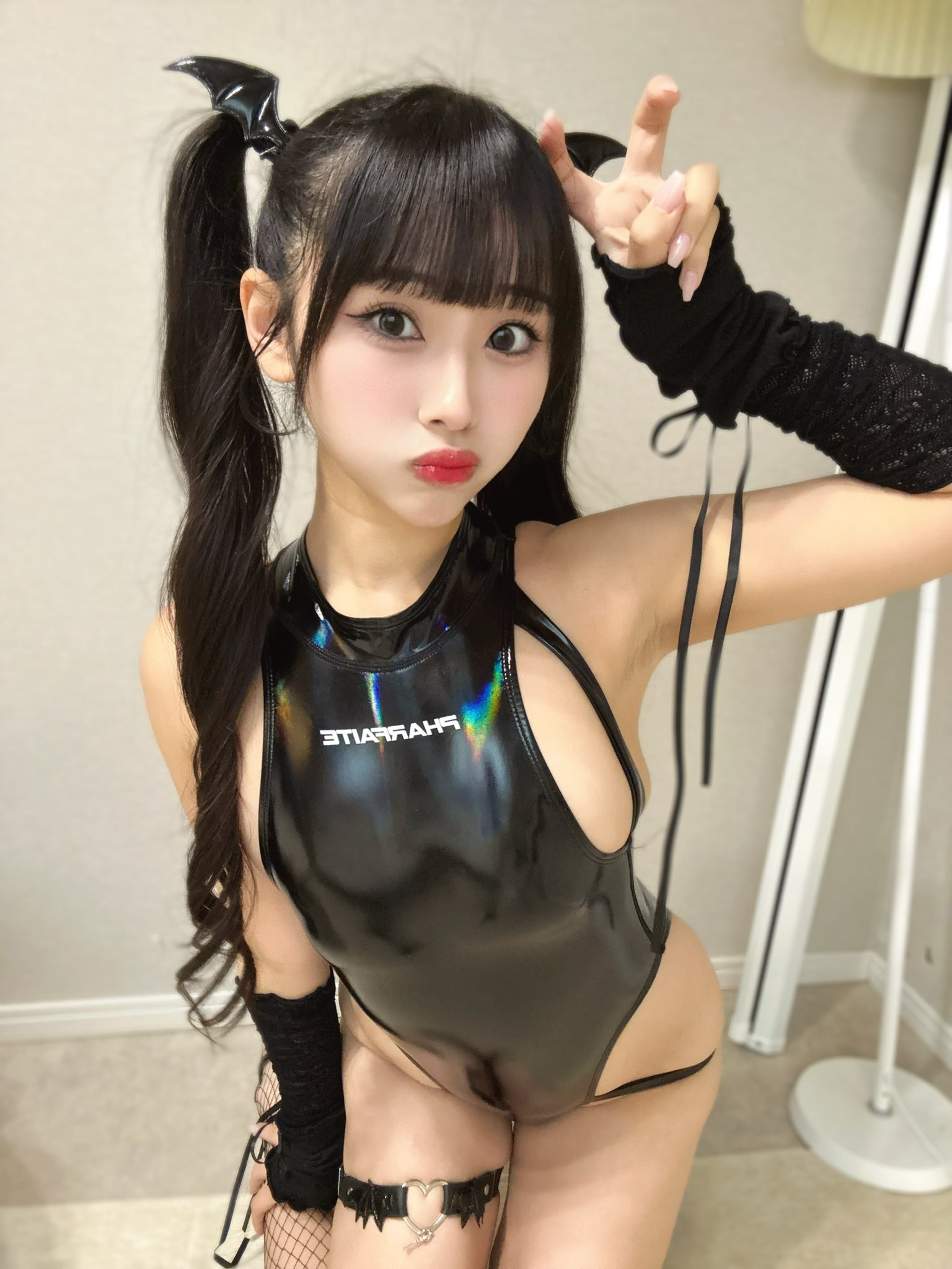 天音あずは、光沢ハイレグ衣装でピースサイン！「テカリがフェチい」とコメントしファンを魅了
