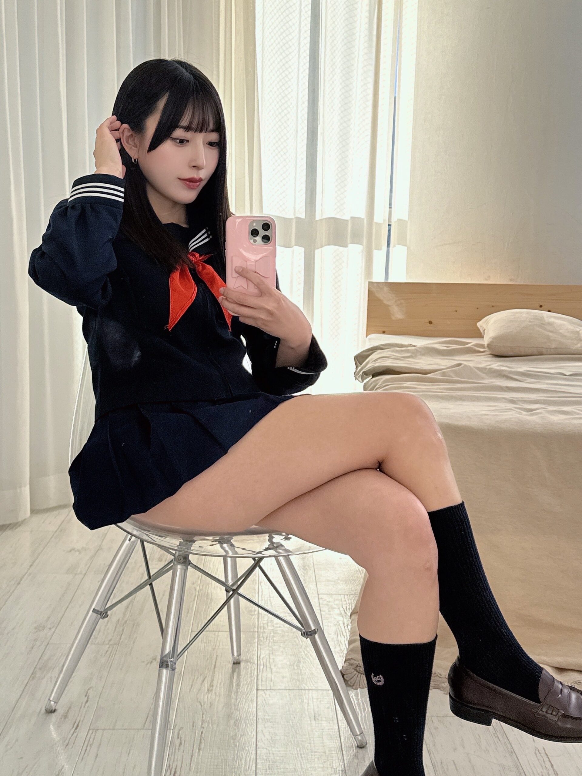 柚乃りか、「布面積は 乙女心 反比例」と自虐コメント! セーラー服風衣装で美脚を大胆披露