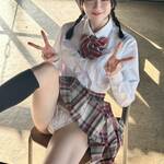 宮本なる、「おはよにこにこ」と爽やかな挨拶! ミニスカート制服姿で美脚を大胆披露