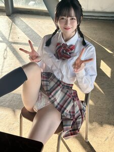 宮本なる、「おはよにこにこ」と爽やかな挨拶! ミニスカート制服姿で美脚を大胆披露