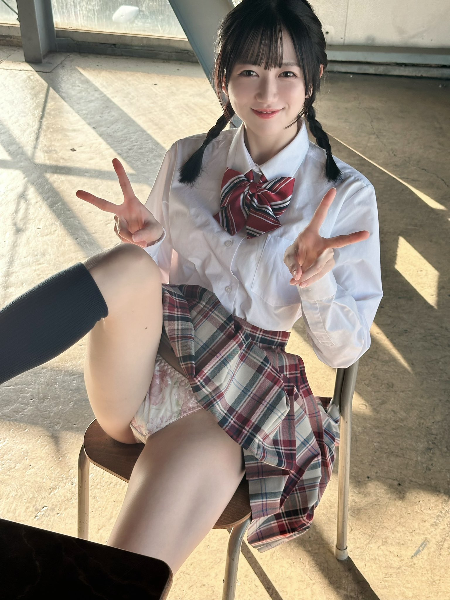 宮本なる、「おはよにこにこ」と爽やかな挨拶! ミニスカート制服姿で美脚を大胆披露