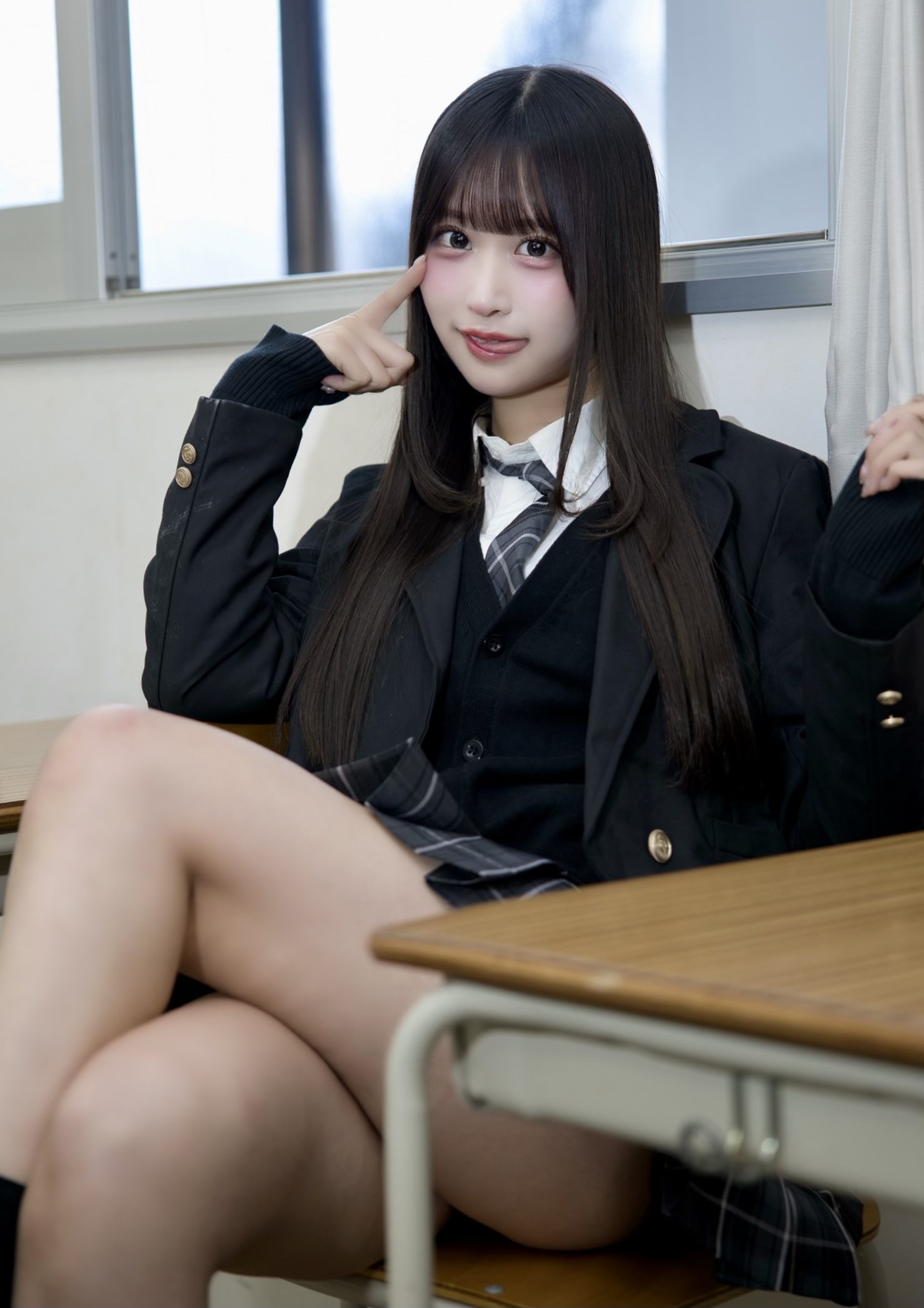 宮花もも、制服姿で挑発的な一言！「先輩の言うことは絶対だよ？😈」にファンから熱烈な忠誠宣言