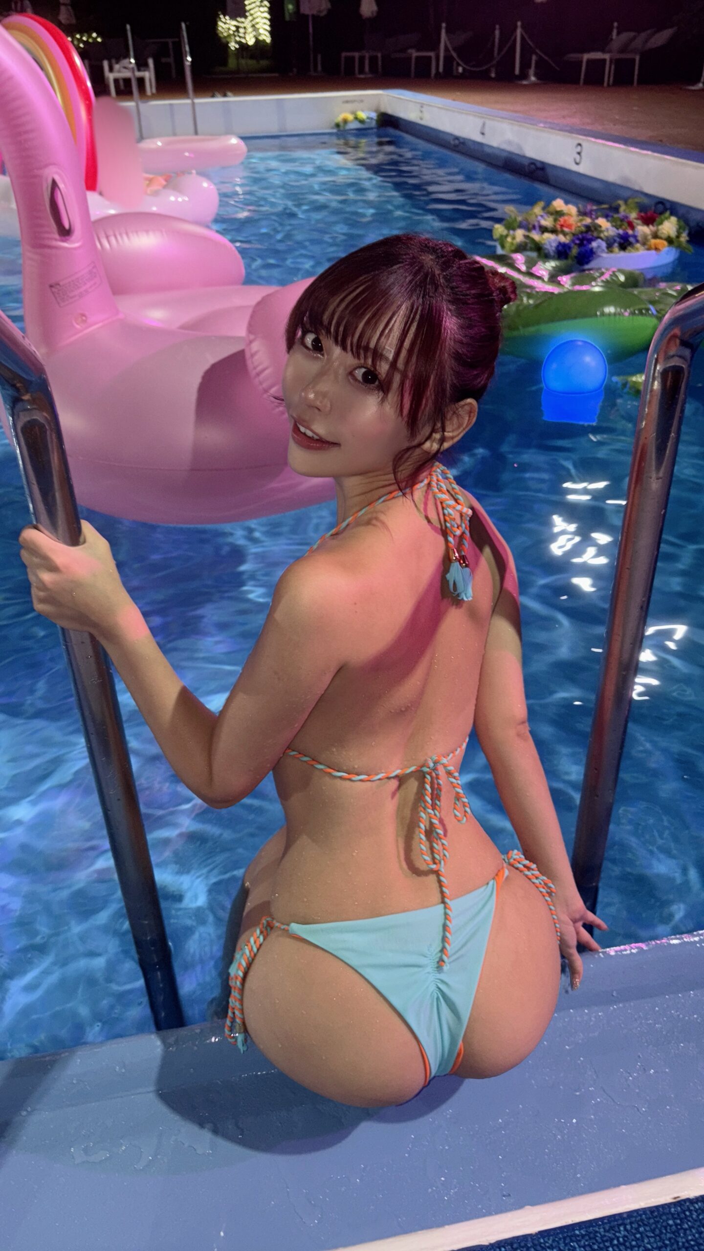 双葉りせ、究極の「桃尻」プロポーションを公開! 「今年一番伸びた写真を貼る」にファン熱狂