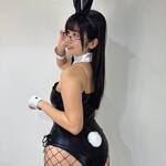 朝野ナツ、メガネ＆バニー姿でセクシーに「お尻トレーニング」を宣言！ 網タイツから覗くヒップラインにファン熱視線