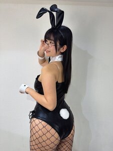 朝野ナツ、メガネ&バニー姿でセクシーに「お尻トレーニング」を宣言! 網タイツから覗くヒップラインにファン熱視線