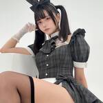 つゆり、キュートな「ツインテバニーガール」姿を公開! チェック柄と網タイツの組み合わせにファン熱狂