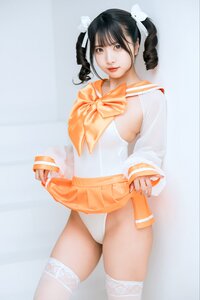 とみこ、「ツインテまだいける?」とファンに問いかけ! 鮮やかなオレンジのセーラー風ハイレグ姿を披露