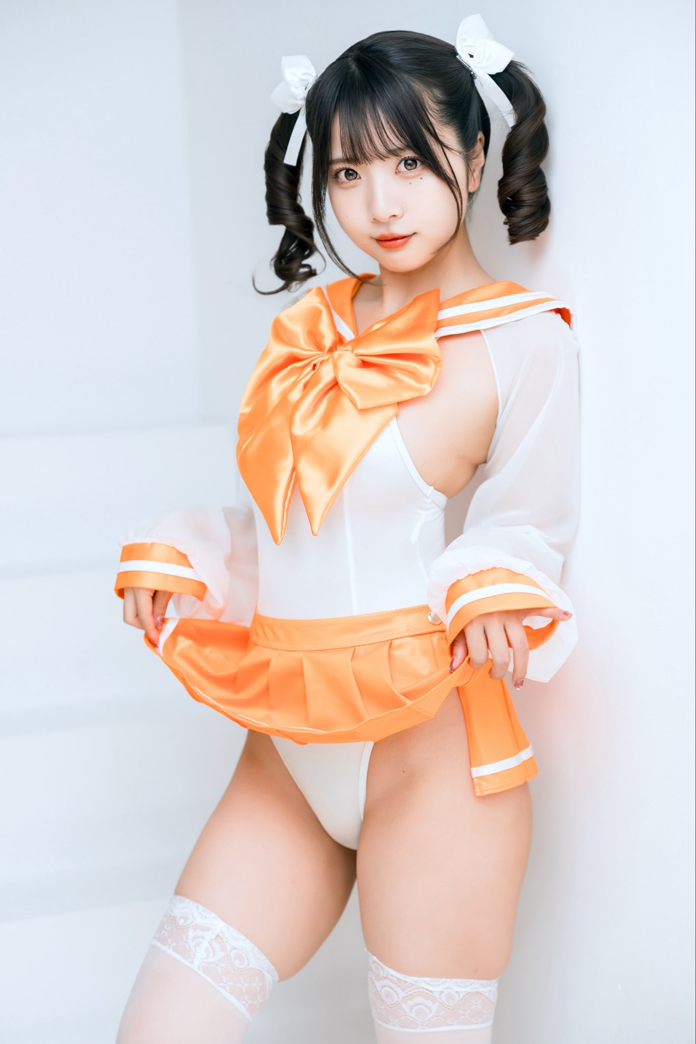 とみこ、「ツインテまだいける?」とファンに問いかけ! 鮮やかなオレンジのセーラー風ハイレグ姿を披露