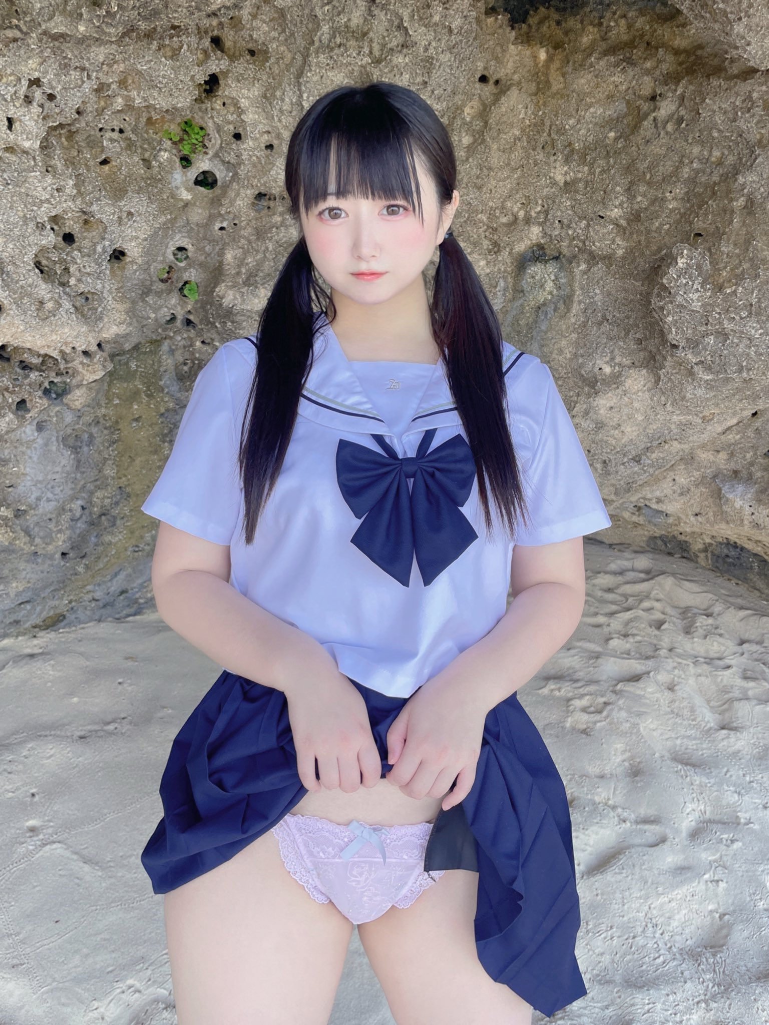 制服からチラ見せ！ やまだなみ、X（旧Twitter）で「………ん。、？？」とキュートな最新ショット公開！