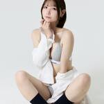 アンニュイな眼差し！ あまつまりな、X（旧Twitter）で「あぐらすき」なリラックスショット公開！