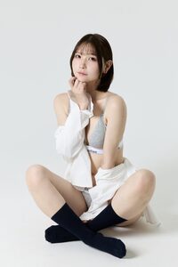 アンニュイな眼差し！ あまつまりな、X（旧Twitter）で「あぐらすき」なリラックスショット公開！