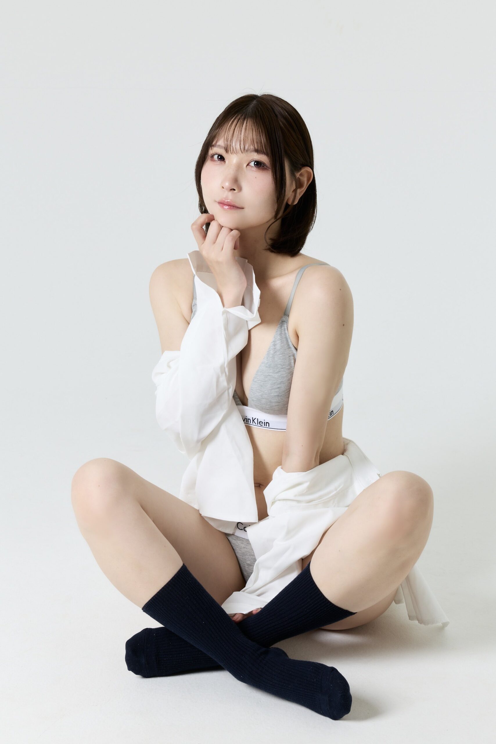 アンニュイな眼差し！ あまつまりな、X（旧Twitter）で「あぐらすき」なリラックスショット公開！