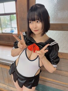 溢れるバストに視線釘付け! 倉園ひかる、X(旧Twitter)で「むぎゅ♡」な制服風ショットを公開!