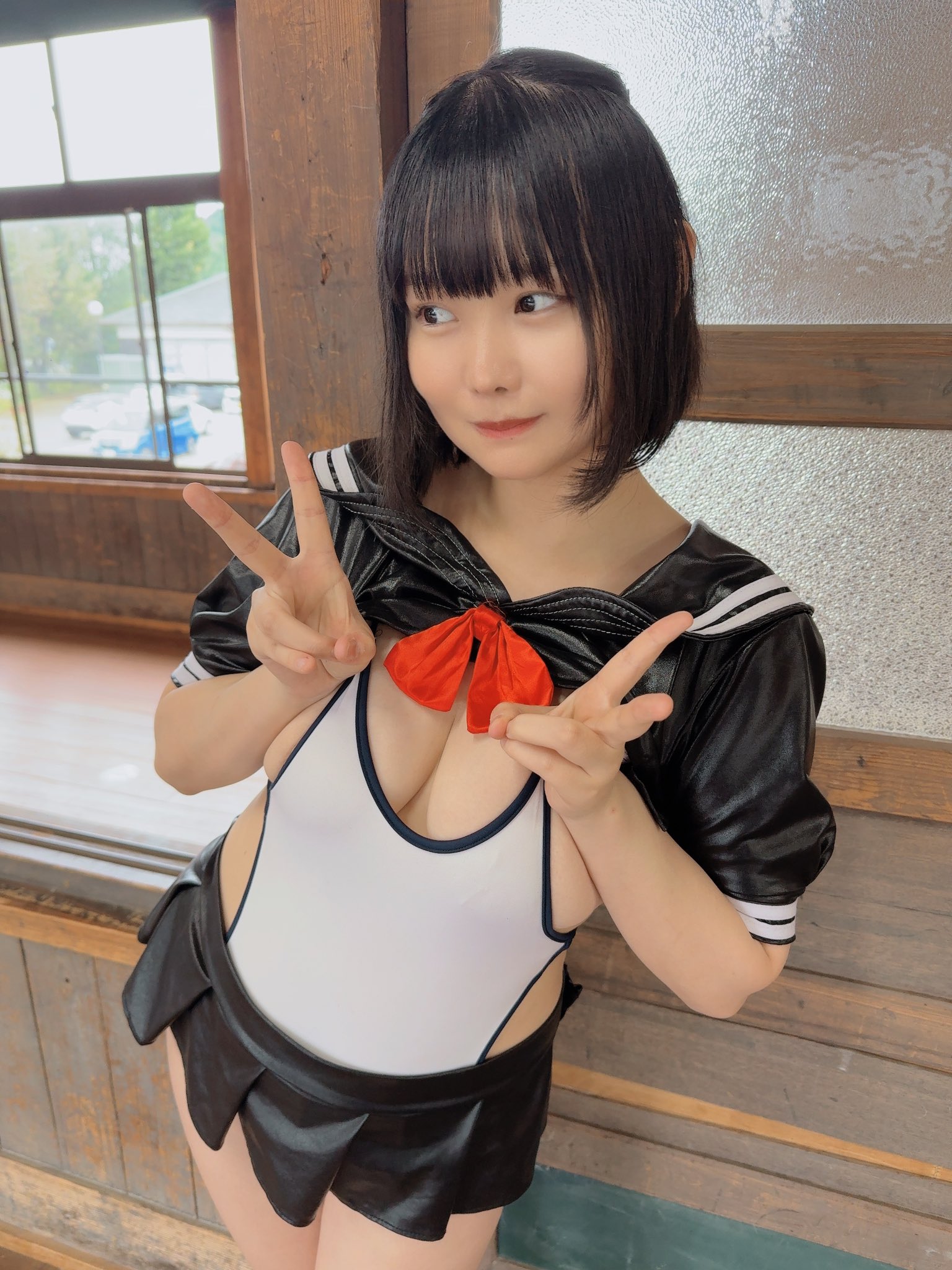 溢れるバストに視線釘付け! 倉園ひかる、X(旧Twitter)で「むぎゅ♡」な制服風ショットを公開!
