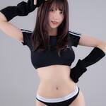 クールな眼差しに釘付け！ くろうさぎ、黒のスポーティー衣装で魅せる至高の「美くびれ」