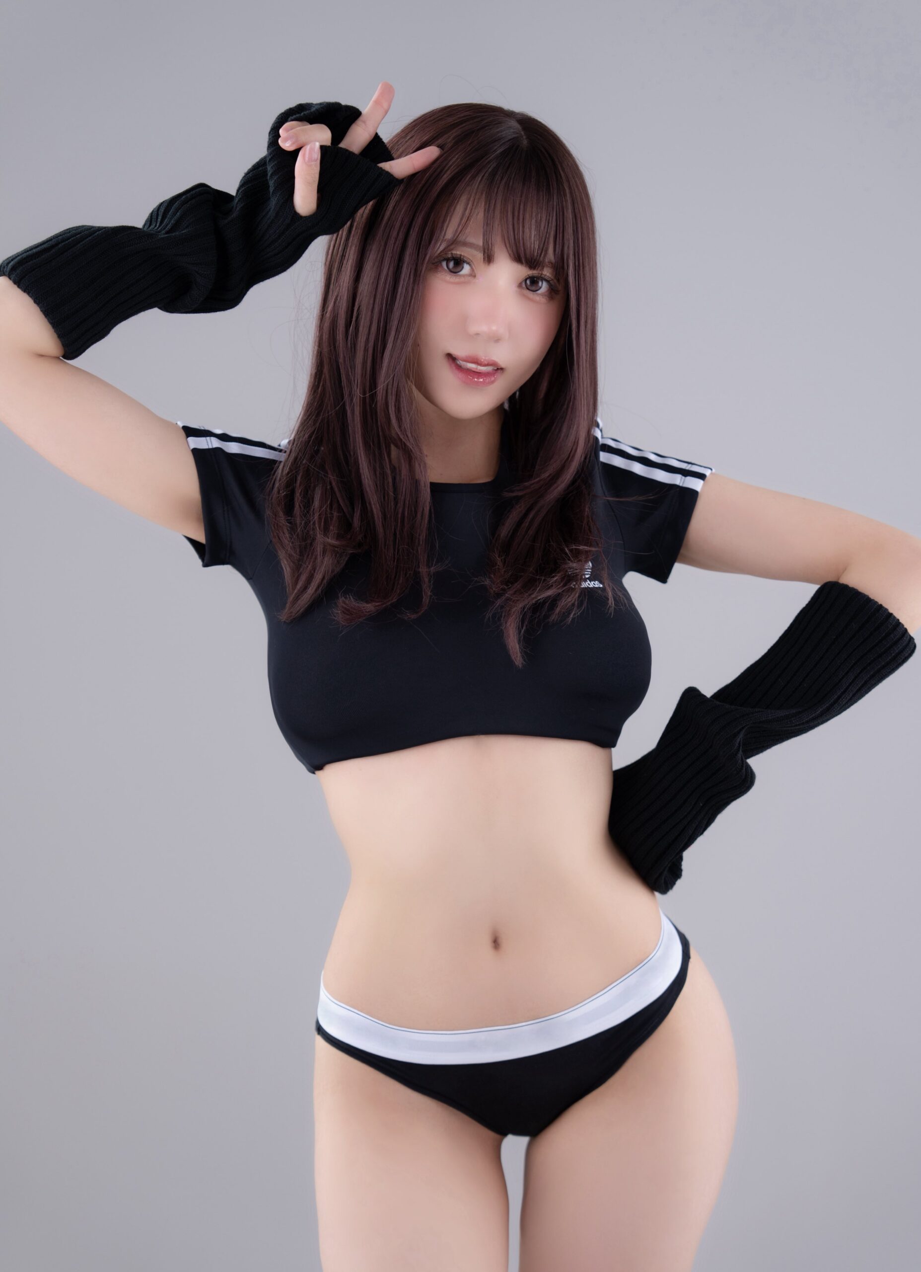 クールな眼差しに釘付け！ くろうさぎ、黒のスポーティー衣装で魅せる至高の「美くびれ」