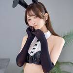 クールな眼差しにドキッ！ 甘党からし、冬コミへの期待高まるスタイリッシュなバニー姿を公開