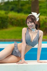 「夏のほうがすき」 竹内星菜、ギンガムチェックのビキニ姿で“究極のくびれ”を披露！