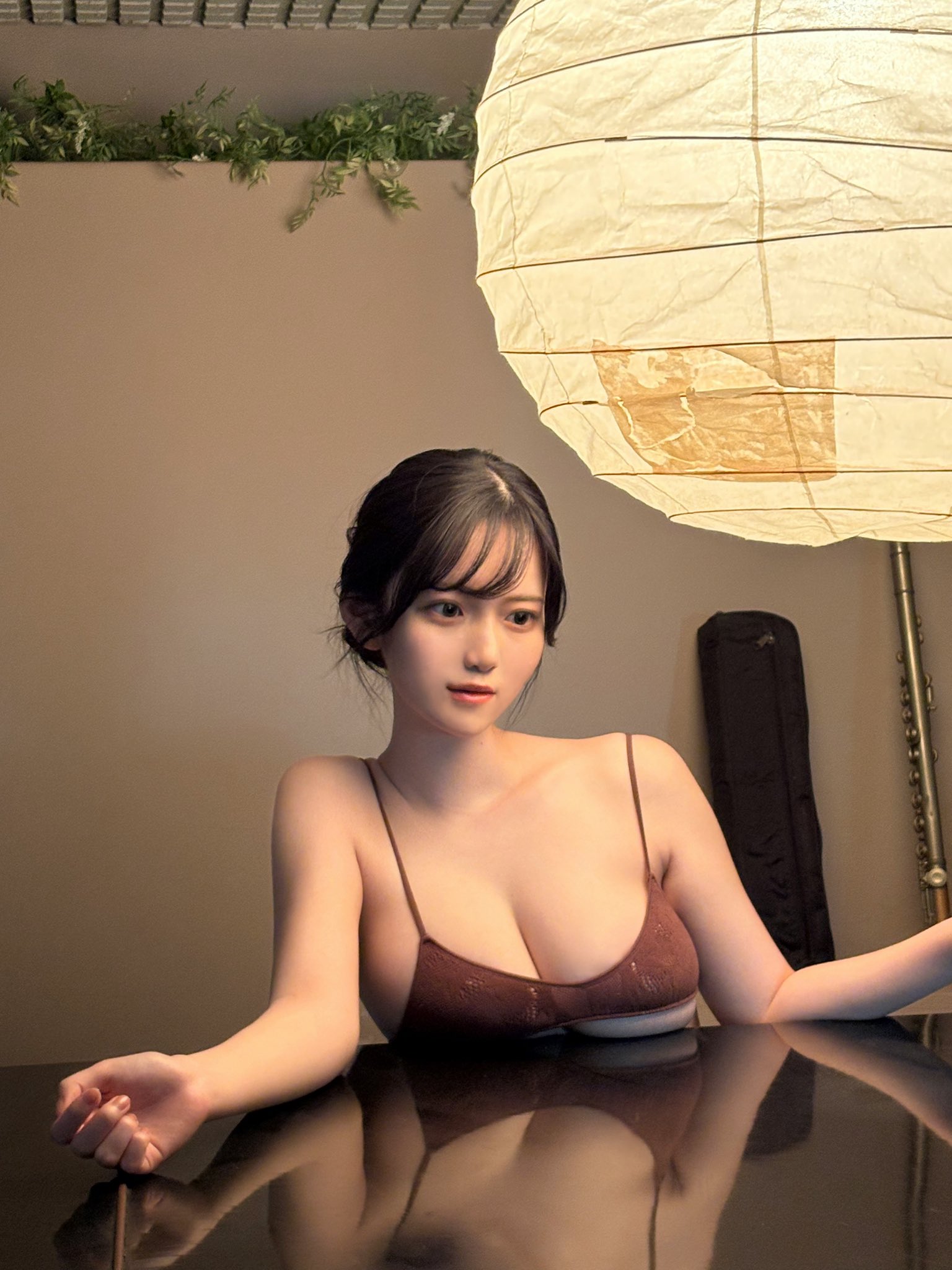 「くりぼっちなのだ〜🎅❤️」 ちーまき、アンニュイな表情で魅せる“大人な夜”のひとときにファン吐息