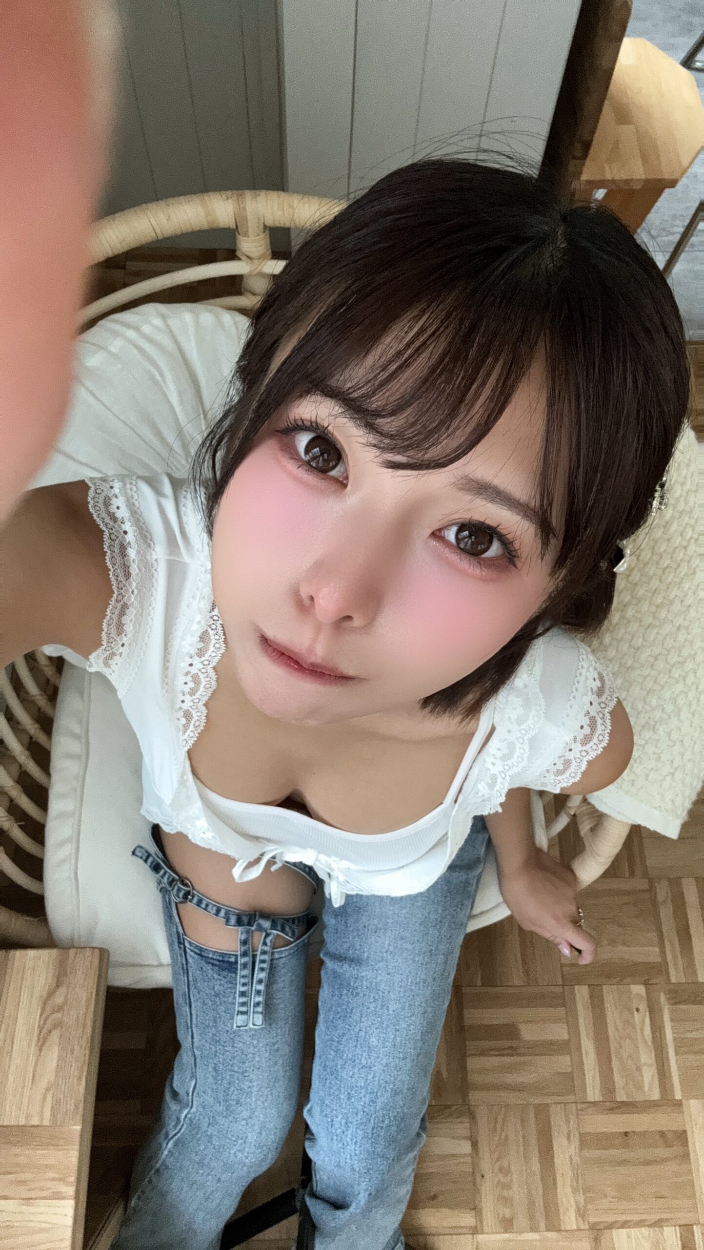 「ぎゅーして！♡」 長生まよ、上目遣いの“あざと可愛い”接近ショットにファン悶絶！