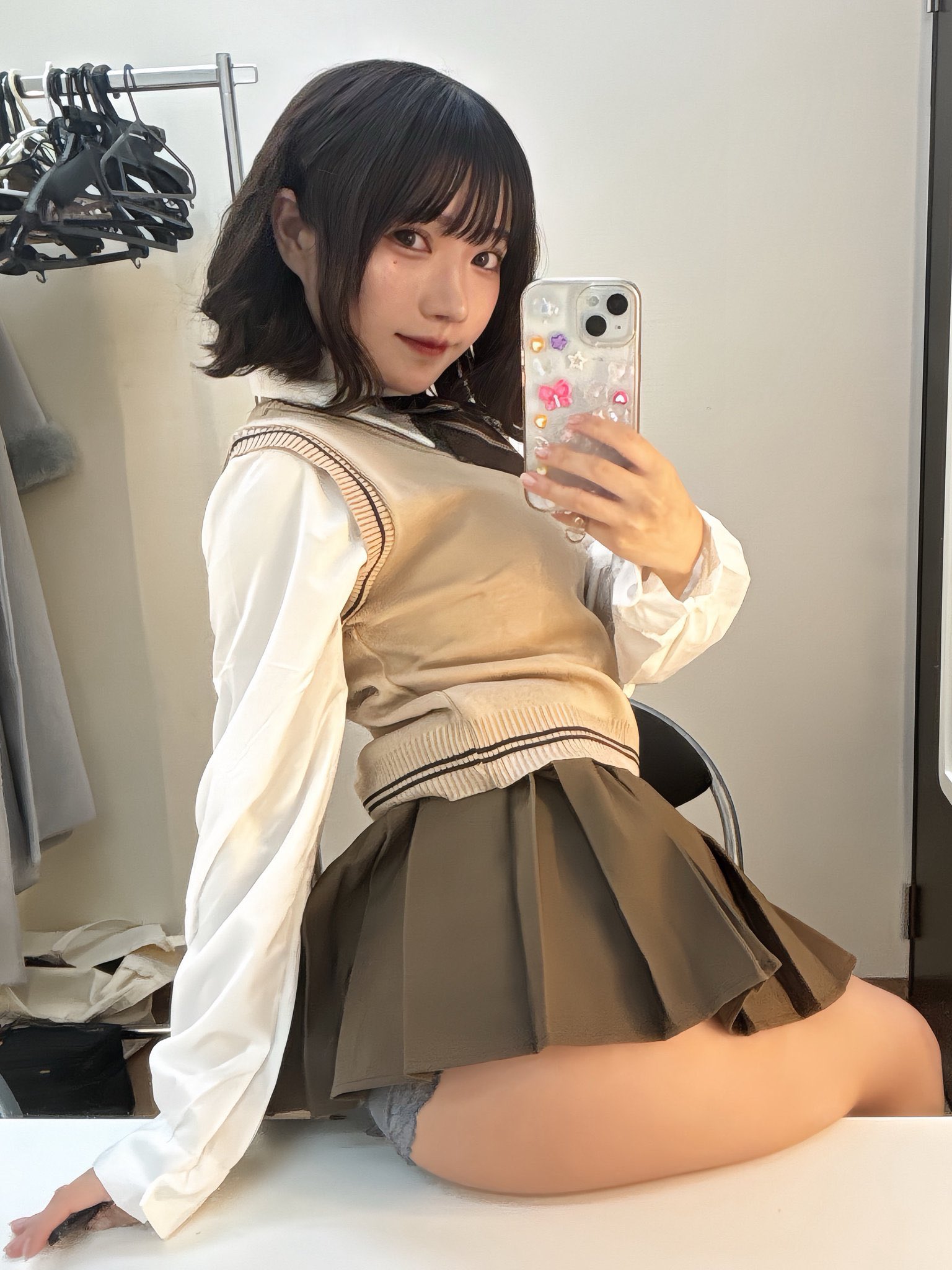 「クリスマスの予定決まった？？」 いずちのの、清楚な制服姿から覗く“究極のギャップ”でファンを誘惑！