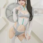 「あなたにロックオン🤍」 月城レミ、SF感漂う近未来風コスチュームでファンを釘付け！