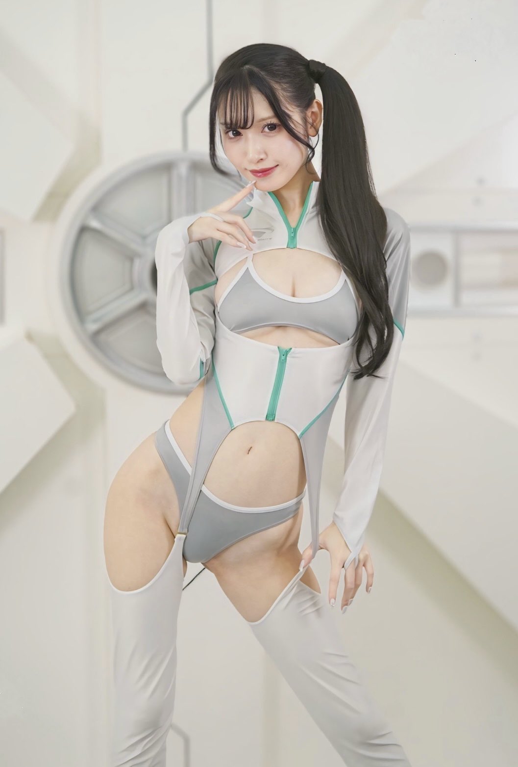 「あなたにロックオン🤍」 月城レミ、SF感漂う近未来風コスチュームでファンを釘付け！