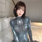 「クリぼっち助けいくか🕷」 桃田うた、魅惑のスパイダーマン風スーツで“聖夜のヒーロー”に変身!