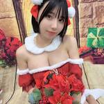 「クリスマスなにしてるの？」 三橋くん、オフショルサンタ姿で魅せる“究極の彼女感”にファン悶絶！