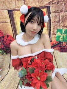 「クリスマスなにしてるの？」 三橋くん、オフショルサンタ姿で魅せる“究極の彼女感”にファン悶絶！