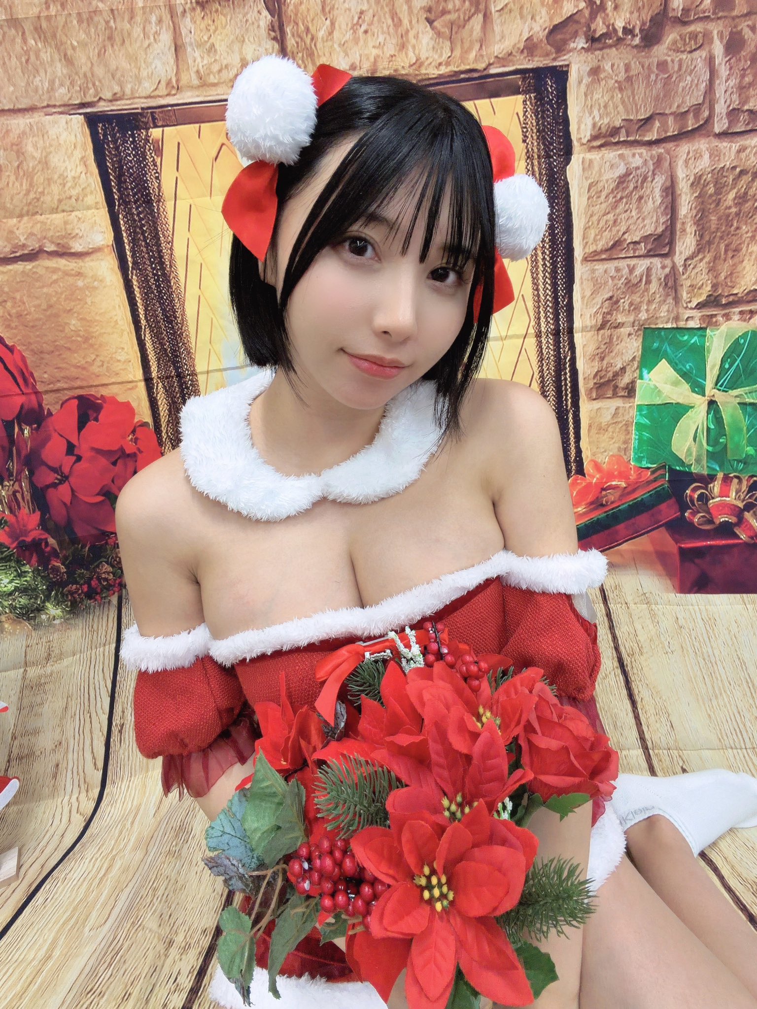 「クリスマスなにしてるの？」 三橋くん、オフショルサンタ姿で魅せる“究極の彼女感”にファン悶絶！