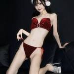 「煙突から侵入成功」 月城レミ、スレンダー美ボディ際立つ“黒ソファのサンタ”に変身！